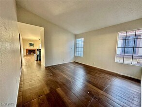 7385 Coffeyville Ave in Las Vegas, NV - Building Photo - Building Photo