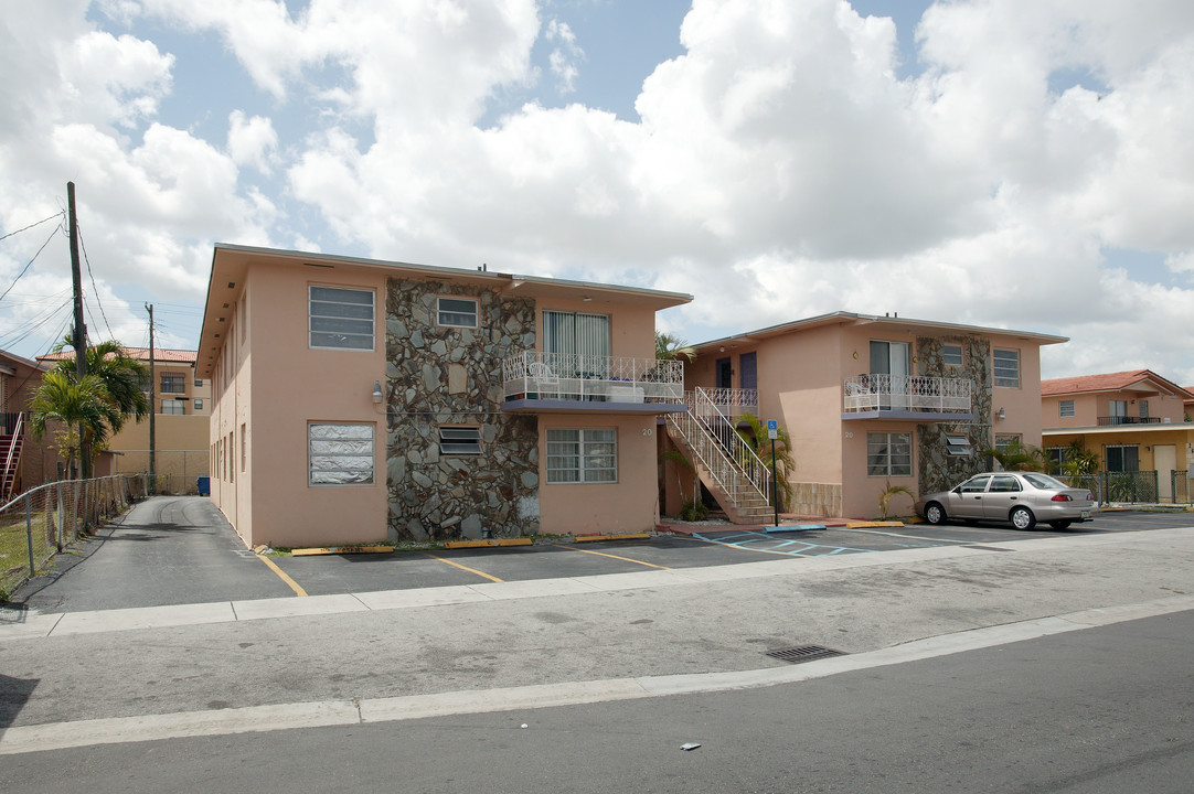 20 W 8th St in Hialeah, FL - Building Photo