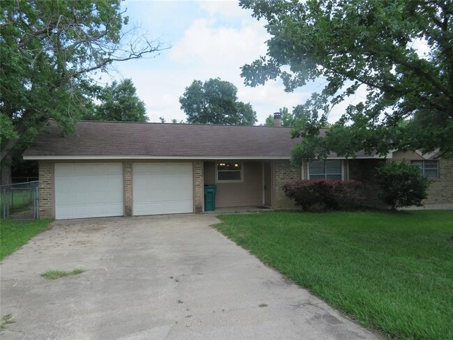 307 Hill St in Willis, TX - Building Photo - Building Photo
