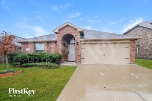 712 Rutherford Dr in Crowley, TX - Building Photo