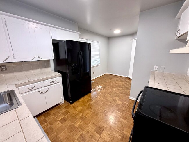 10117 Stoneham Ave in The Village, OK - Foto de edificio - Building Photo