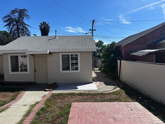 property at 905 1/2-905 1/2 Pearl St