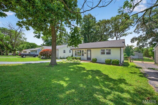 340 Hillcrest Blvd in Ballwin, MO - Building Photo - Building Photo