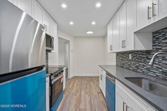 60 Amberly Dr in Englishtown, NJ - Building Photo - Building Photo