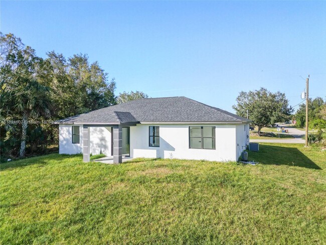 3213 70th St W in Lehigh Acres, FL - Building Photo - Building Photo