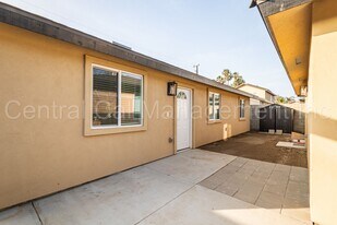 541 Walker St in Arvin, CA - Building Photo