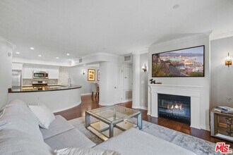 122 N Clark Dr-Unit -301 in Los Angeles, CA - Building Photo - Building Photo