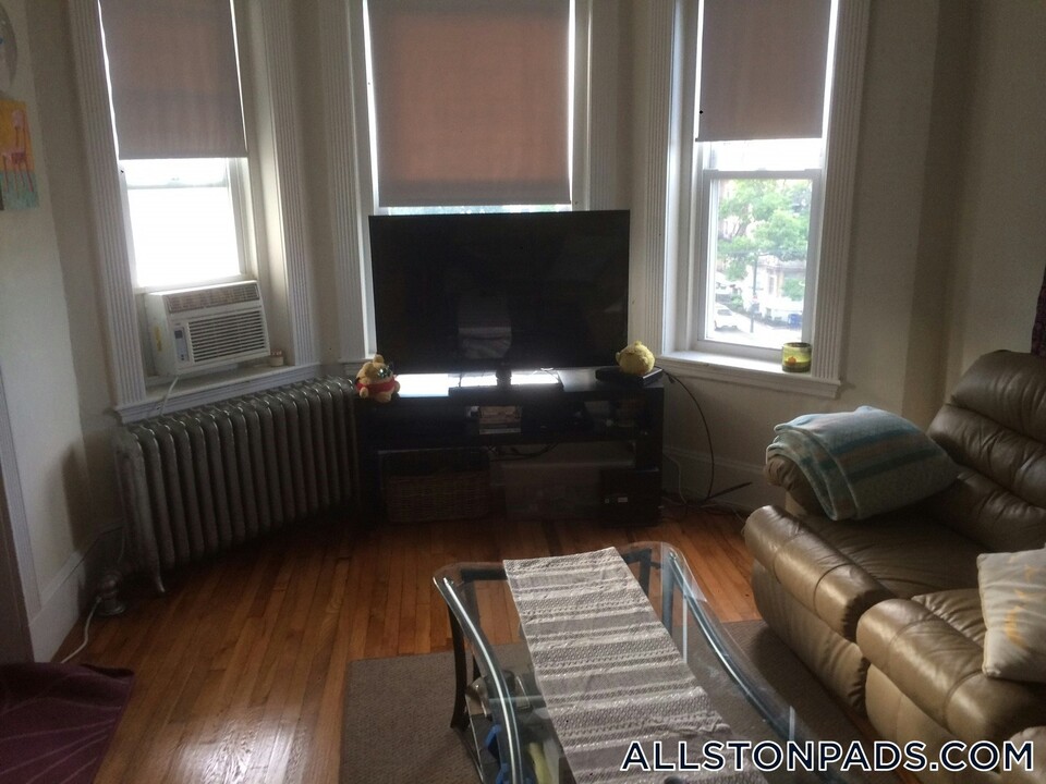 1334 Commonwealth Ave in Boston, MA - Building Photo