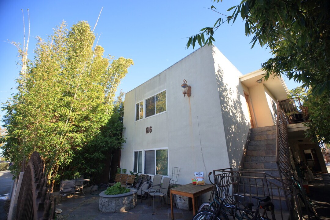 616 Vernon Ave in Los Angeles, CA - Foto de edificio