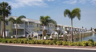4984 Beach Dr SE, Unit B in St. Petersburg, FL - Building Photo