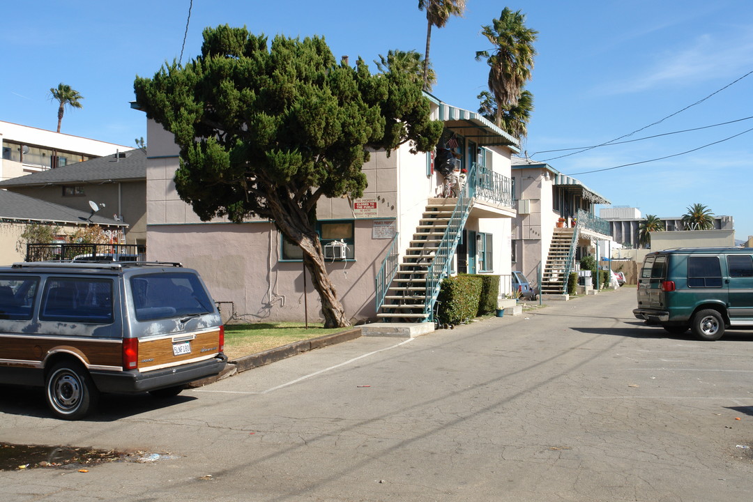 6906-6908 Vesper Ave in Van Nuys, CA - Building Photo