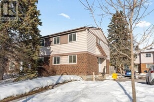 2276 Orient Park Dr in Ottawa, ON - Building Photo