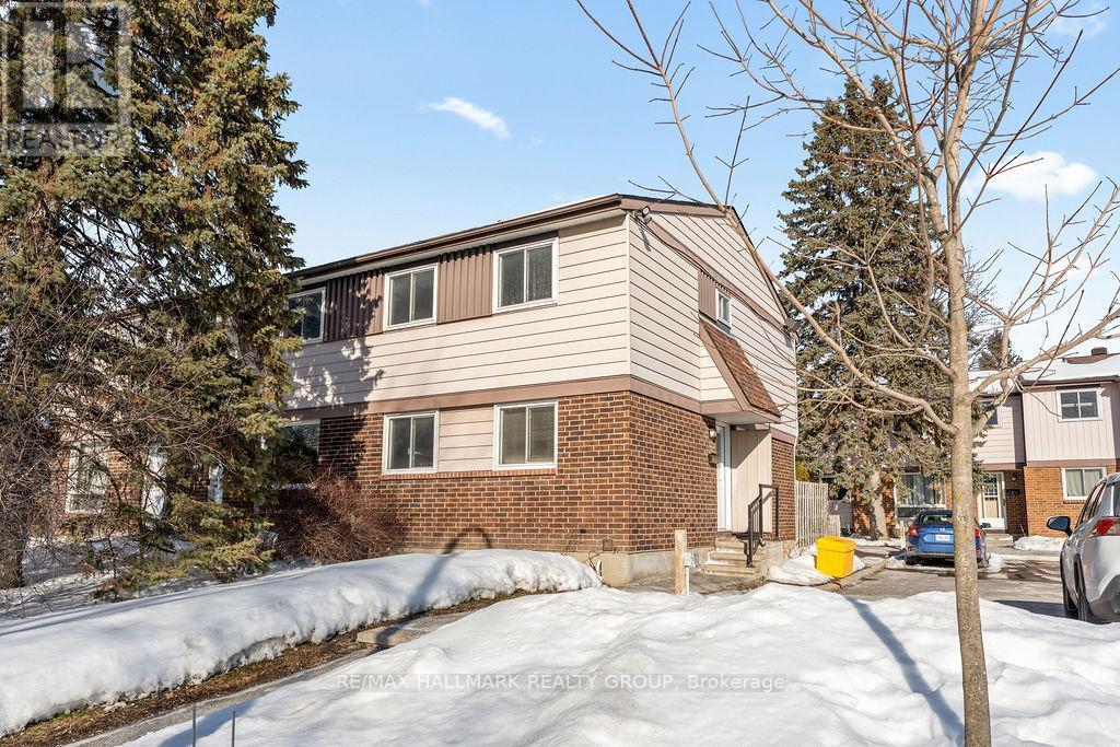 2276 Orient Park Dr in Ottawa, ON - Building Photo