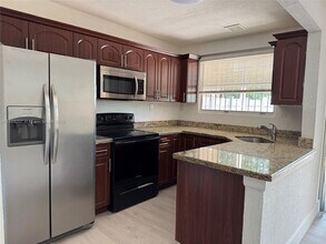 890 W 81st Pl in Hialeah, FL - Building Photo - Building Photo