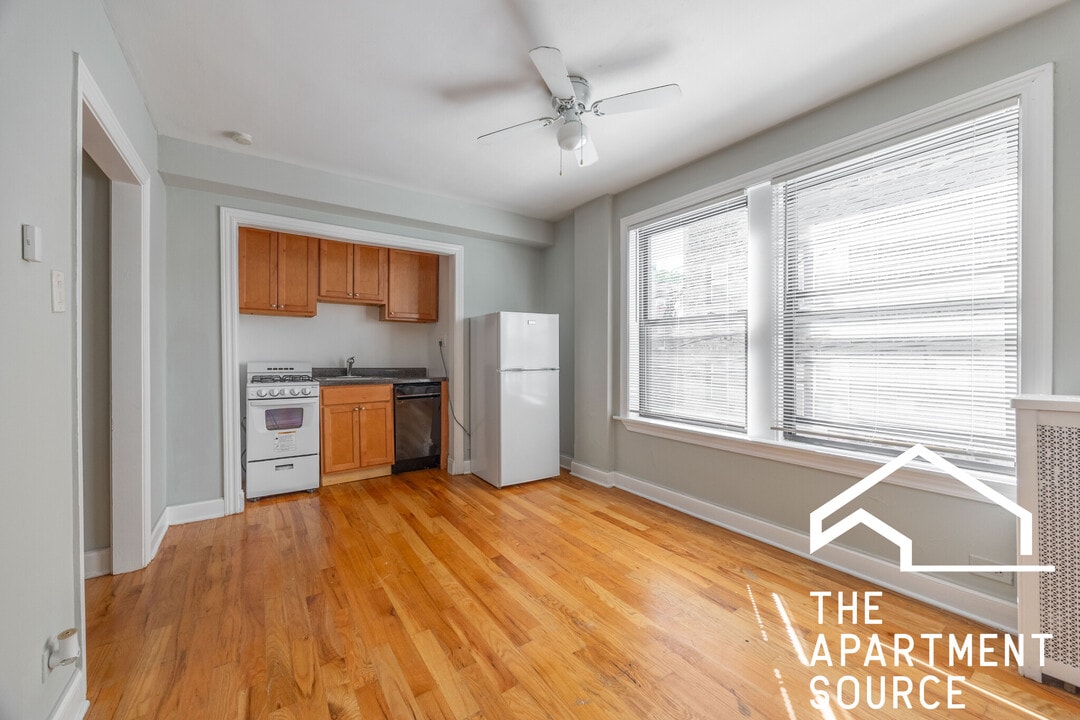 737 W Belmont Ave, Unit 214 in Chicago, IL - Foto de edificio