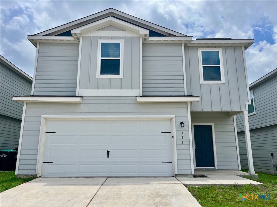 3911 Trail de Paris in New Braunfels, TX - Building Photo