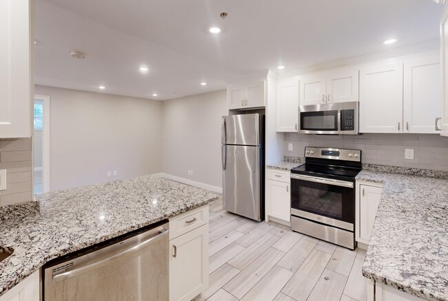 2009 Commonwealth Ave, Unit 1 in Boston, MA - Building Photo - Building Photo