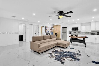 923 NW 110th St-Unit -A in Miami, FL - Building Photo - Building Photo