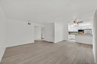 5499 Indian River Dr in Las Vegas, NV - Building Photo - Building Photo