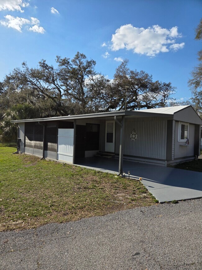 5213 Shady Rest Ln in Zephyrhills, FL - Building Photo - Building Photo