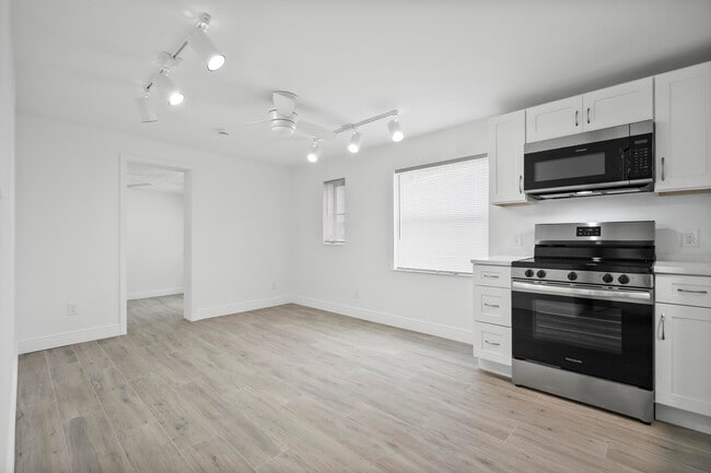 4832 SE Anchor Ave in Stuart, FL - Foto de edificio - Building Photo