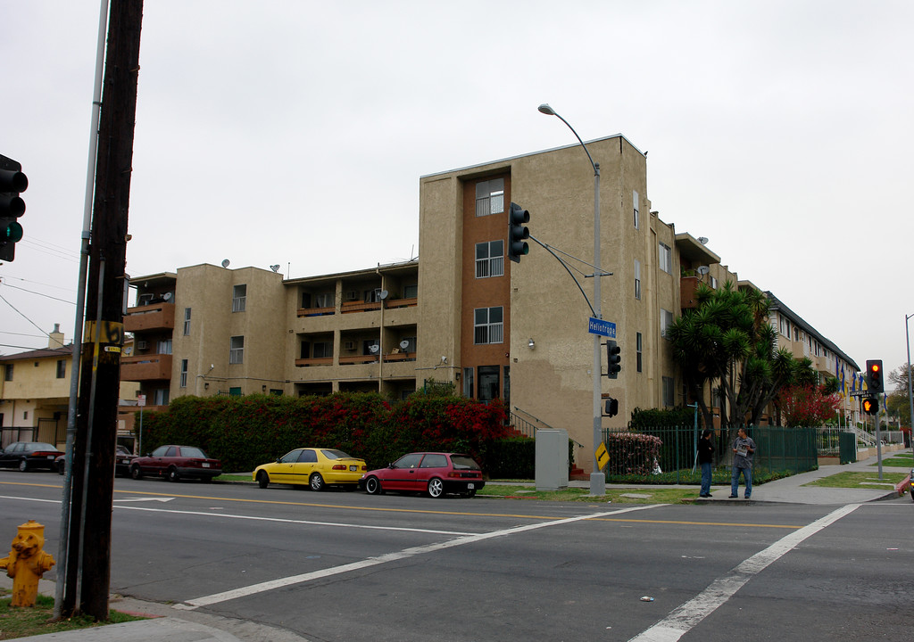 4101 Oakwood Ave in Los Angeles, CA - Building Photo