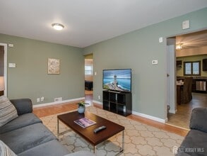33 Windsor Dr in East Brunswick, NJ - Building Photo - Building Photo