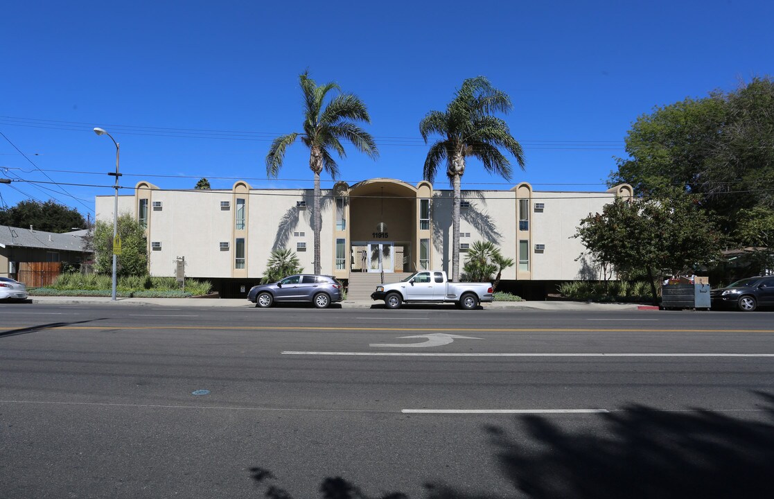 11915 Burbank Blvd in Valley Village, CA - Building Photo