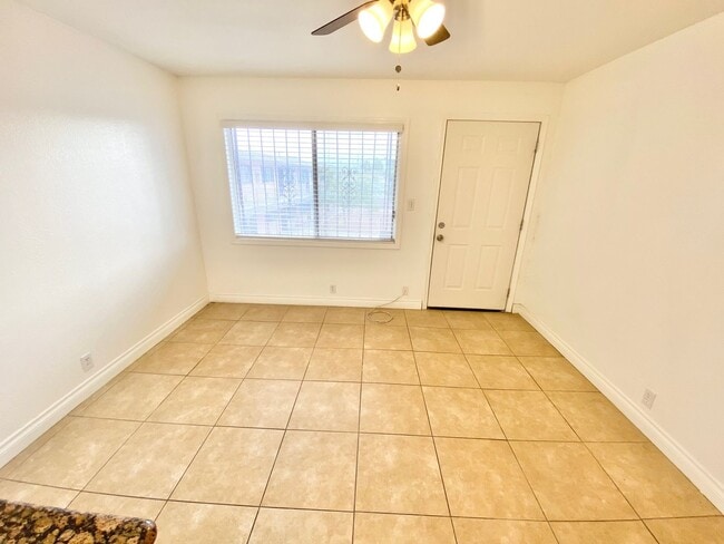 3712 Royal Crest St in Las Vegas, NV - Foto de edificio - Building Photo