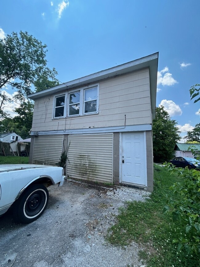 property at 417 W 15th St