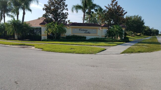 18261 Minorea Ln in Lehigh Acres, FL - Foto de edificio - Building Photo