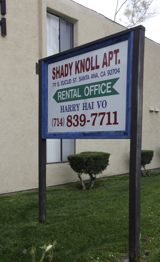 Shady Knoll in Santa Ana, CA - Foto de edificio - Building Photo