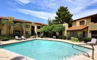 7008 E Gold Dust Ave in Paradise Valley, AZ - Building Photo