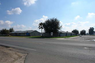 Sandlewood One Apartments in Delano, CA - Foto de edificio - Building Photo