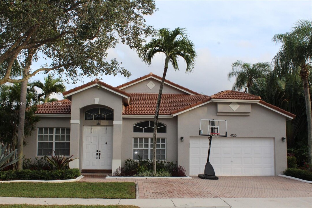 4120 Amber Ln in Weston, FL - Building Photo