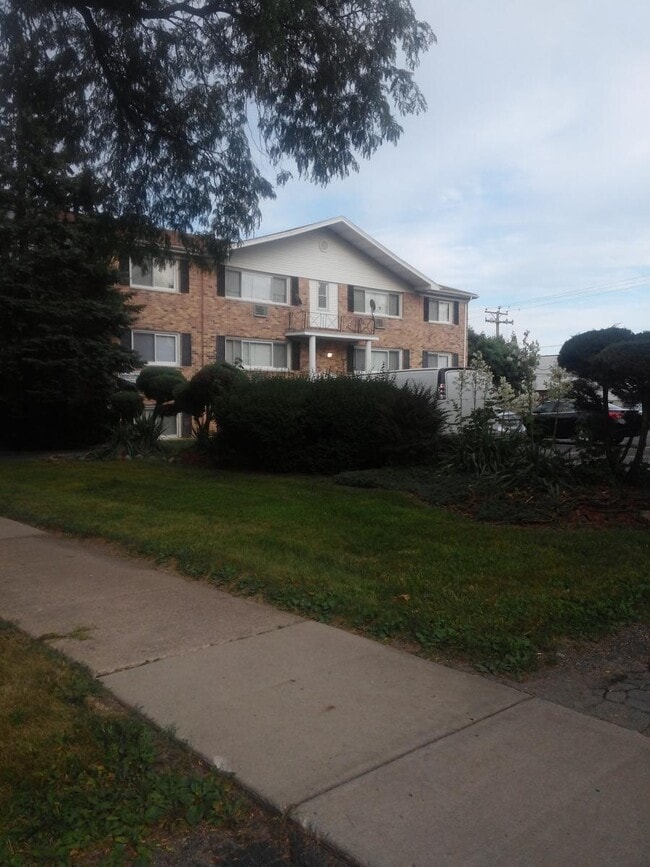 4117-4123 Lindenwood Dr