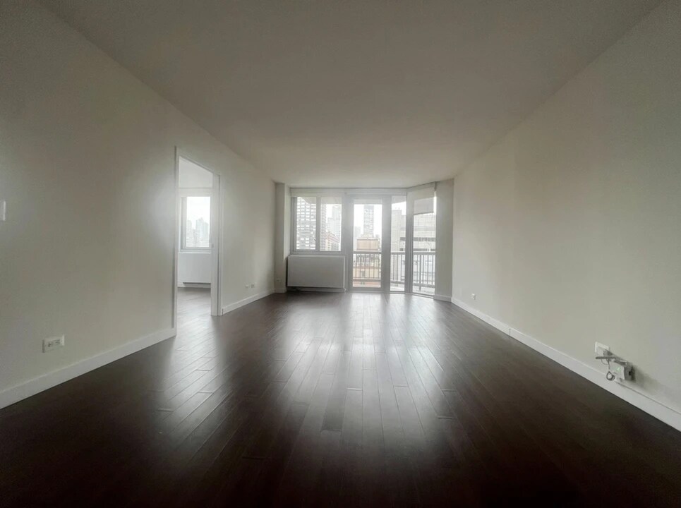 629 2nd Ave in New York, NY - Building Photo