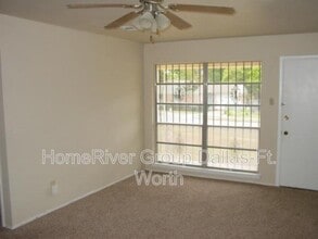 5720 Bluffman Dr in Dallas, TX - Building Photo - Building Photo