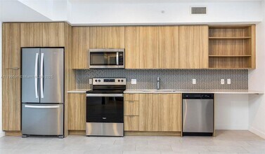 2150 N Bayshore Dr, Unit 2605 in Miami, FL - Building Photo - Building Photo