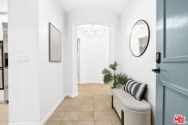 5625 Crescent Park W in Los Angeles, CA - Building Photo - Building Photo