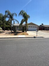 25127 Yucca Dr in Moreno Valley, CA - Foto de edificio - Building Photo