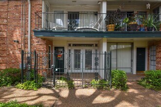 3400 Timmons Ln in Houston, TX - Building Photo - Building Photo