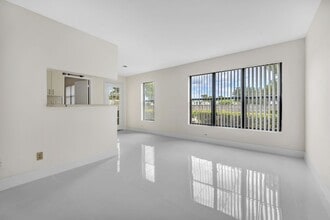 8729 NW 39th St in Sunrise, FL - Building Photo - Building Photo