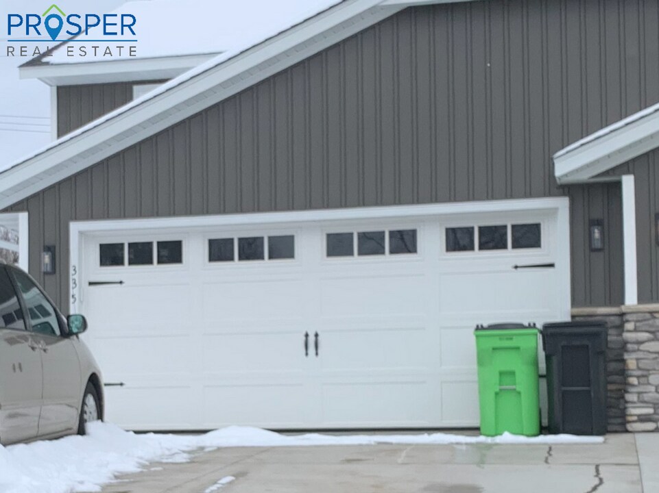 335 E 3rd Ave in Stanley, WI - Building Photo