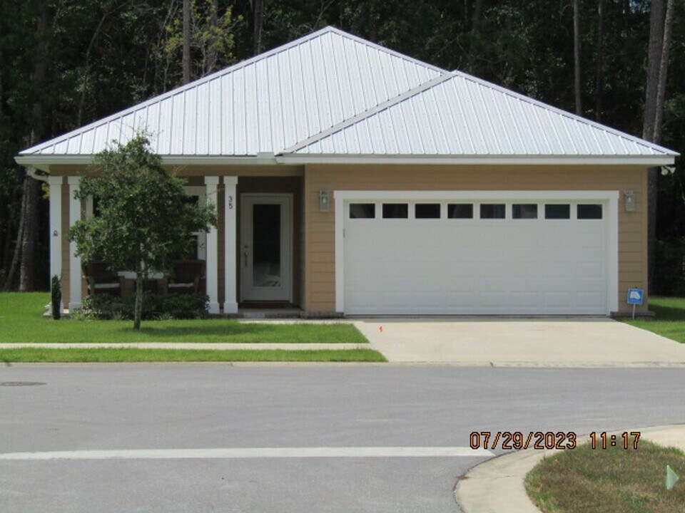 35 Oakfield Dr in Freeport, FL - Building Photo