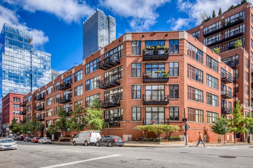 333 W Hubbard St, Unit 603 in Chicago, IL - Building Photo