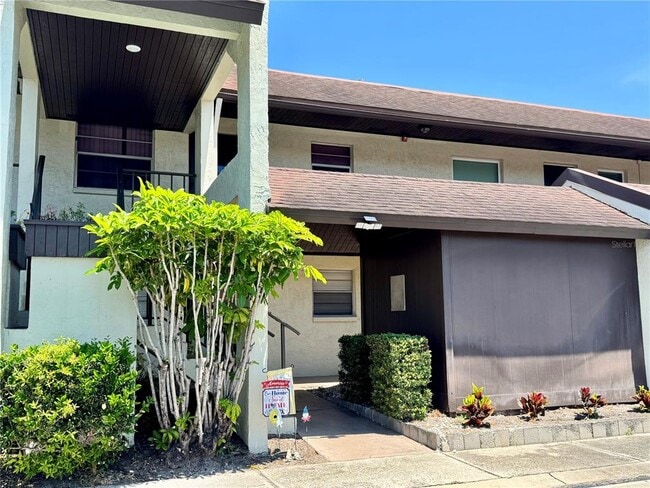 1100 E Bay Dr in Largo, FL - Building Photo - Building Photo