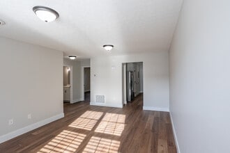 Sunnydale Acres in Bowling Green, KY - Building Photo - Interior Photo