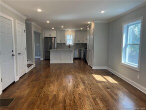 585 Laurel St in East Haven, CT - Building Photo - Building Photo