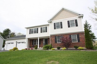 14 Stone Crest Dr in Mechanicville, NY - Building Photo